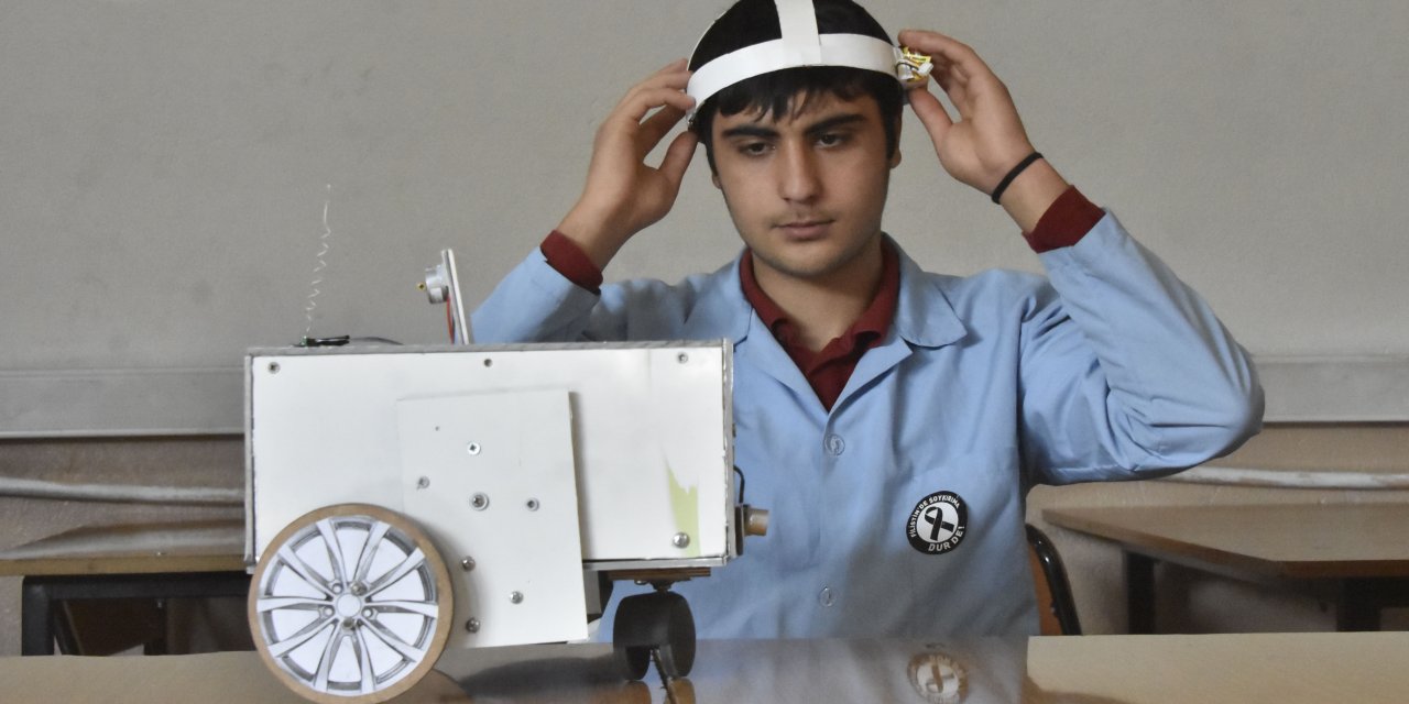 Lise Öğrencileri, Kafa Hareketleriyle Yön Değiştiren Tekerlekli Sandalye Prototipi Yaptı