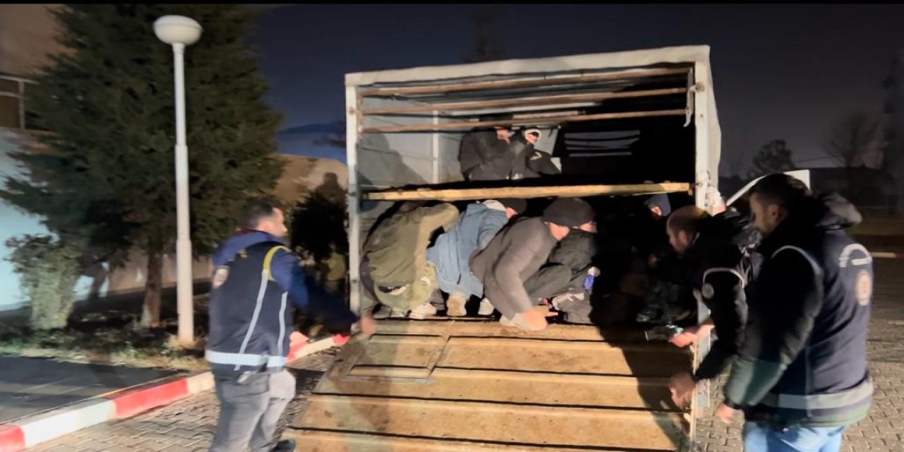 Kamyonetin Kasasından 45 Kaçak Göçmen Çıktı