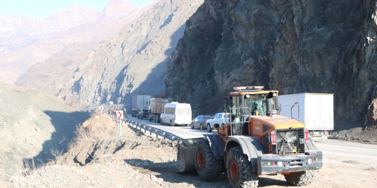 Hakkari- Van Kara Yolu Kontrollü Ulaşıma Açıldı, Heyelan Riski Sürüyor