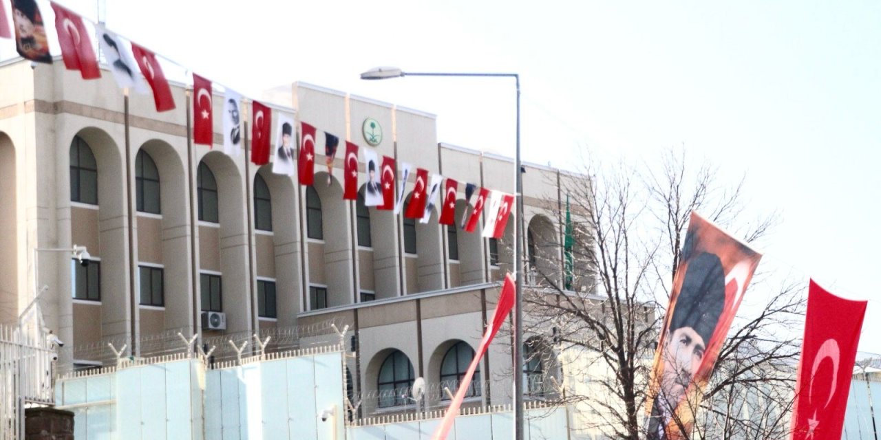 Suudi Arabistan Büyükelçiliği Çevresi Atatürk Posterleri İle Donatıldı