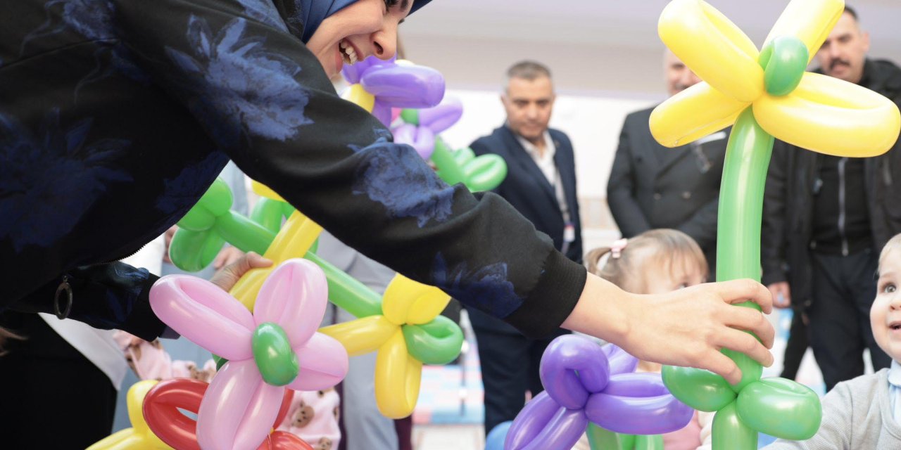 Bakan Göktaş, Savaş Mağduru Ukraynalı Çocukları Ziyaret Etti