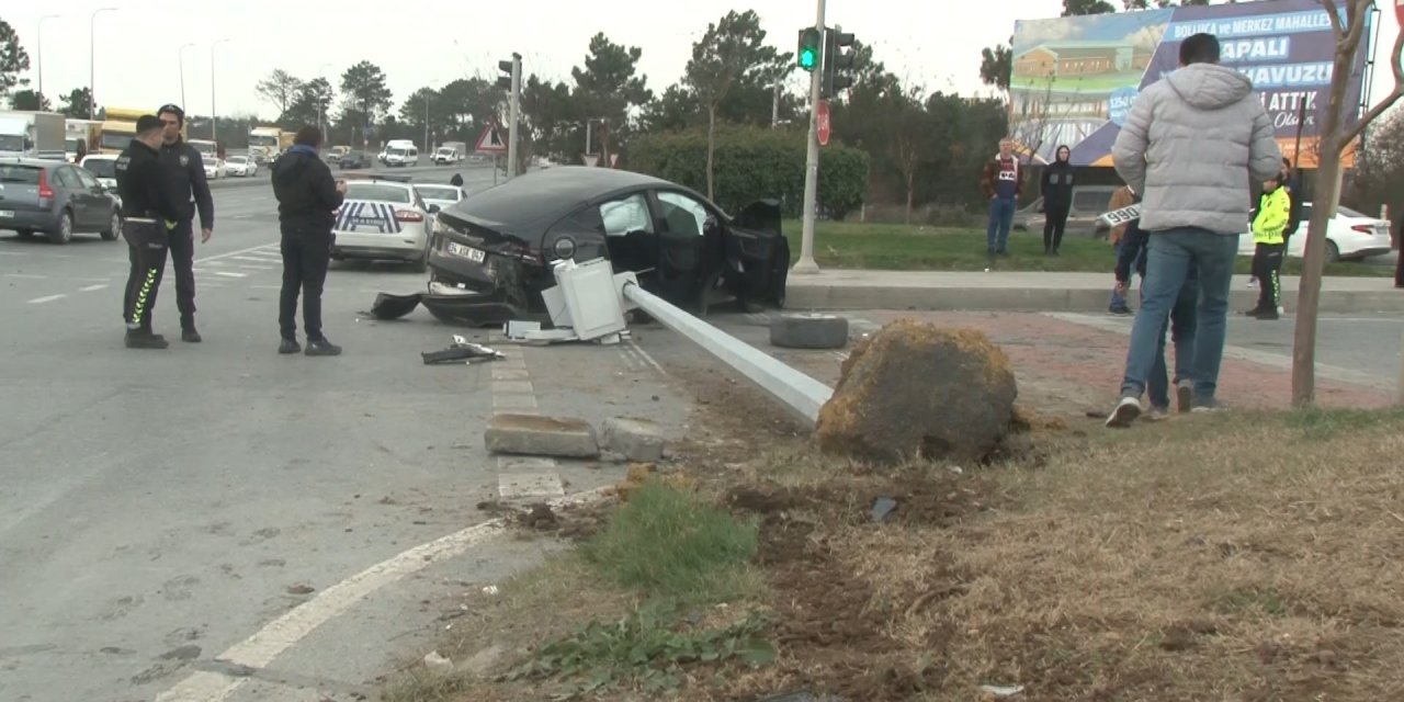 Arnavutköy'de Önce Minibüse Sonra Mobese Direğine Çarptı