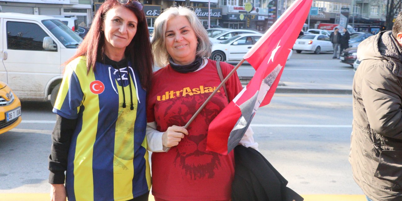 Türk Bayrakları Ve Atatürk Posterleriyle Anıtkabir'e Yürüdüler