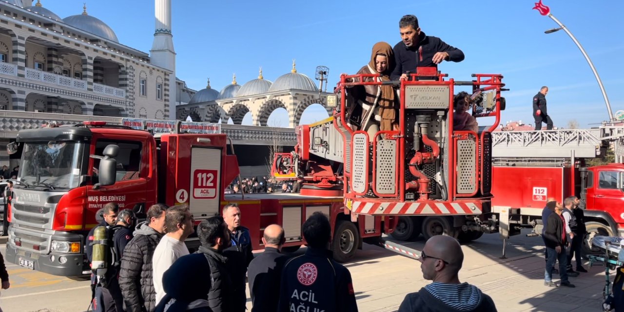 Yangın Çıkan Binada Mahsur Kalanları İtfaiye Kurtardı