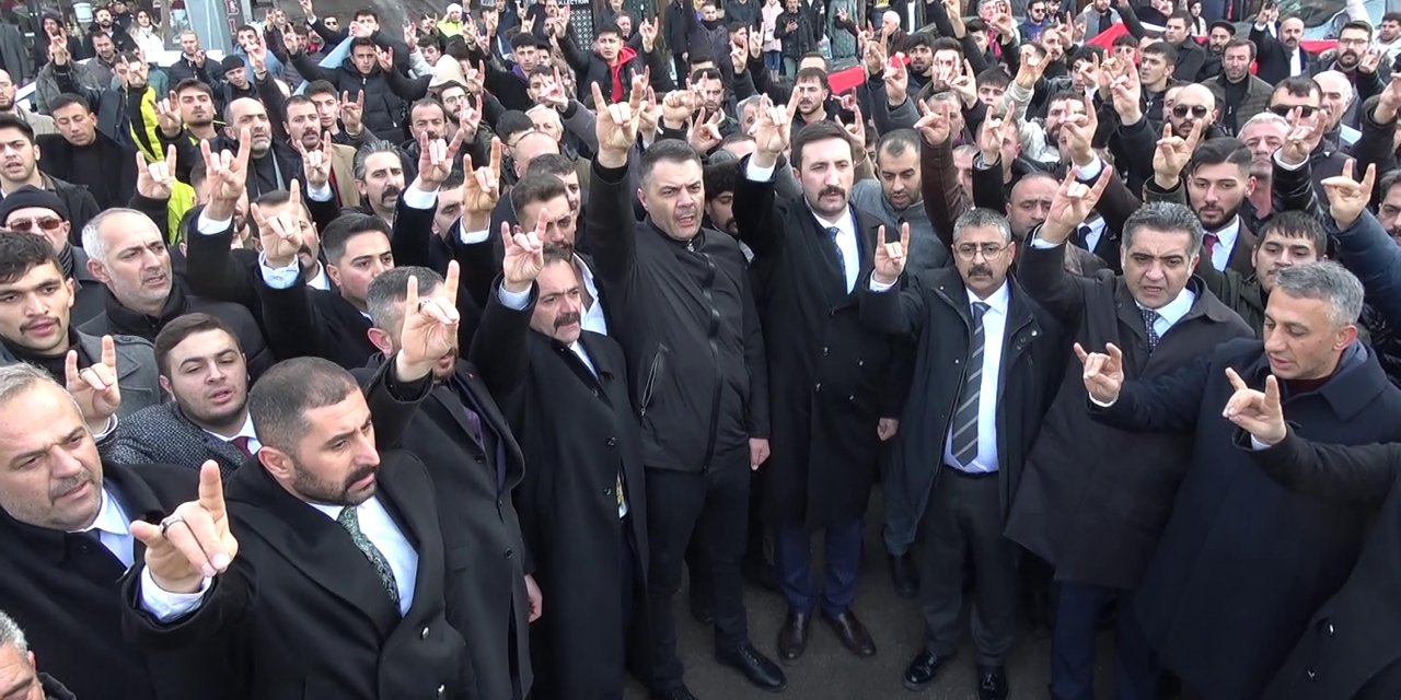 Ülkü Ocakları Üyeleri Şehitler İçin Yürüdü