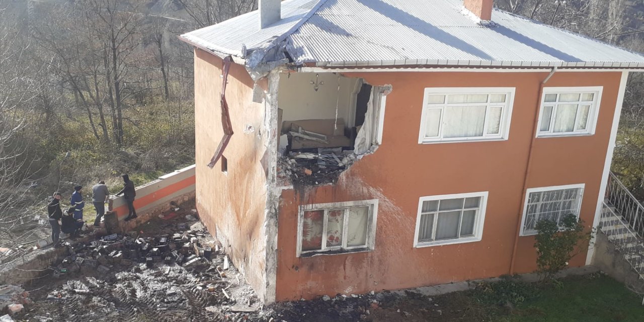 Kamyon 10 Metreden Evin Üzerine Uçtu; Sürücü Yaralandı