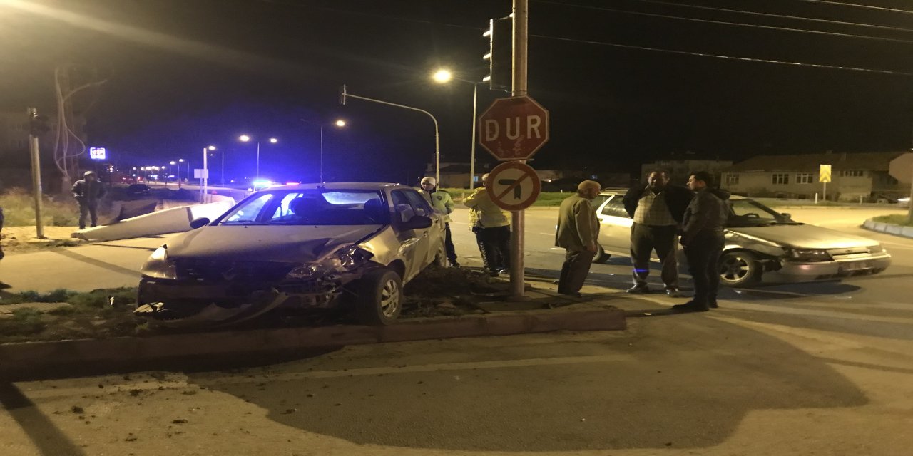 Amasya'da iki otomobilin çarpışması sonucu 5 kişi yaralandı