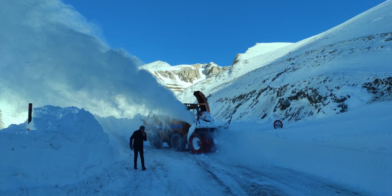 Van- Bahçesaray Kara Yoluna Düşen Çığlar Temizlendi; Yol 2 Ocak'ta Ulaşıma Açılıyor