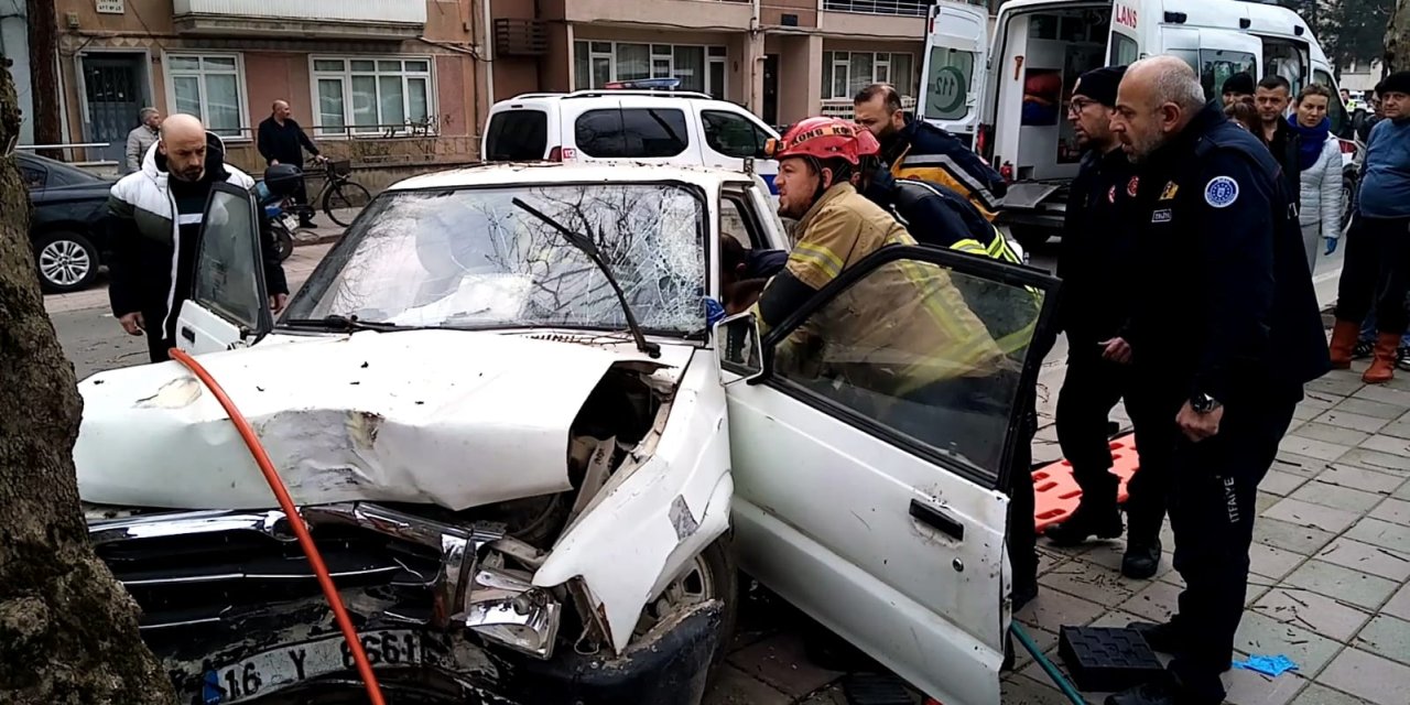 Kamyonetiyle Ağaca Çarptı, Kaldırıldığı Hastanede Öldü