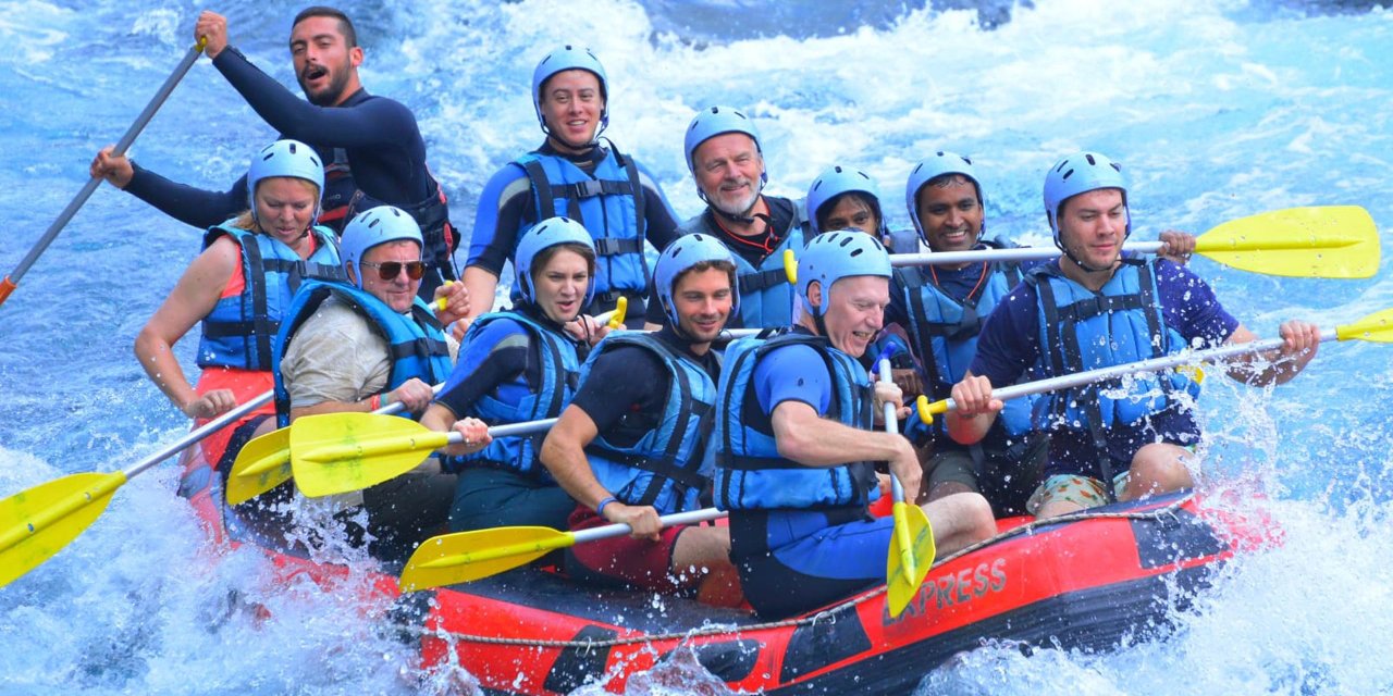 Antalya'da Sezon Uzadı, Rafting Yapan Turist Sayısı 1 Milyonu Geçti