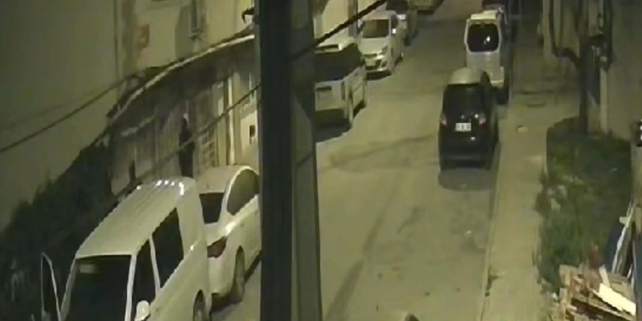 Arnavutköy'de Tekstil Atöyesinden Çorapları Çalan Şüpheliler Kamerada