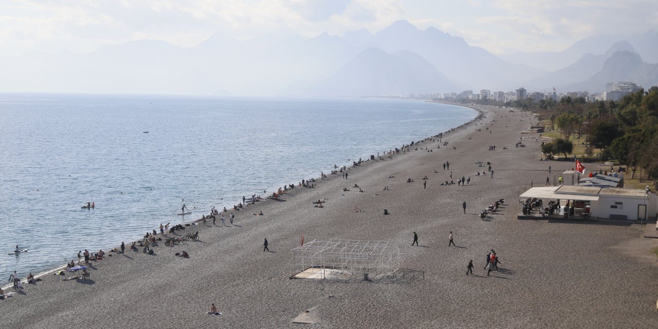 Antalya'da Sahilde Yılbaşı Yoğunluğu