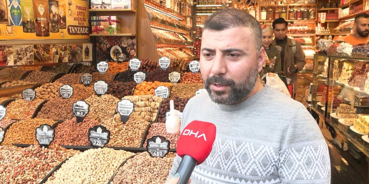 Eminönü'nde Yılbaşı Alışverişi Yoğunluğu