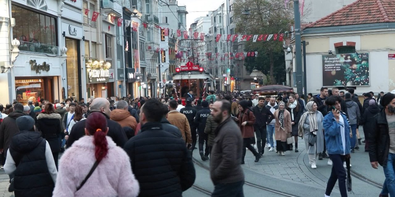 Taksim'de Yeni Yıla Saatler Kala Hareketlilik Başladı