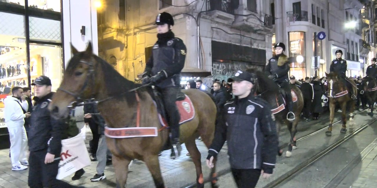 Beyoğlu'nda Atlı Polislerle Yılbaşı Denetimi