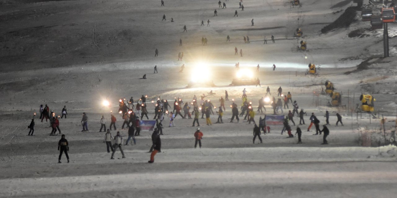 Erciyes'te Yeni Yıl Öncesi 'Gece Kayağı'