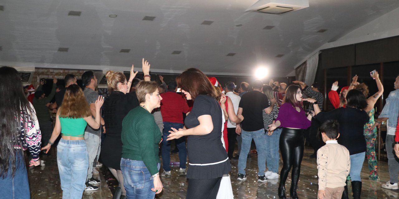 Van'da İranlı Turistler Yeni Yıla Eğlenerek Girdi