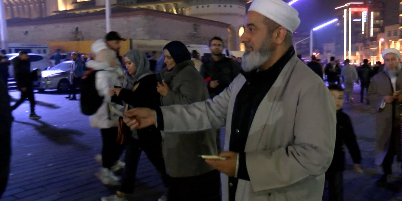 Tebliğciler, Taksim Meydanında Bildiri Dağıttı