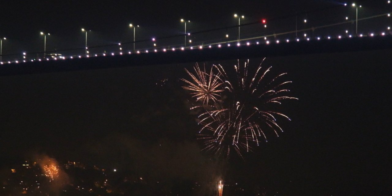 İstanbul Boğazı'nda 2024’e Girerken Renkli Görüntüler