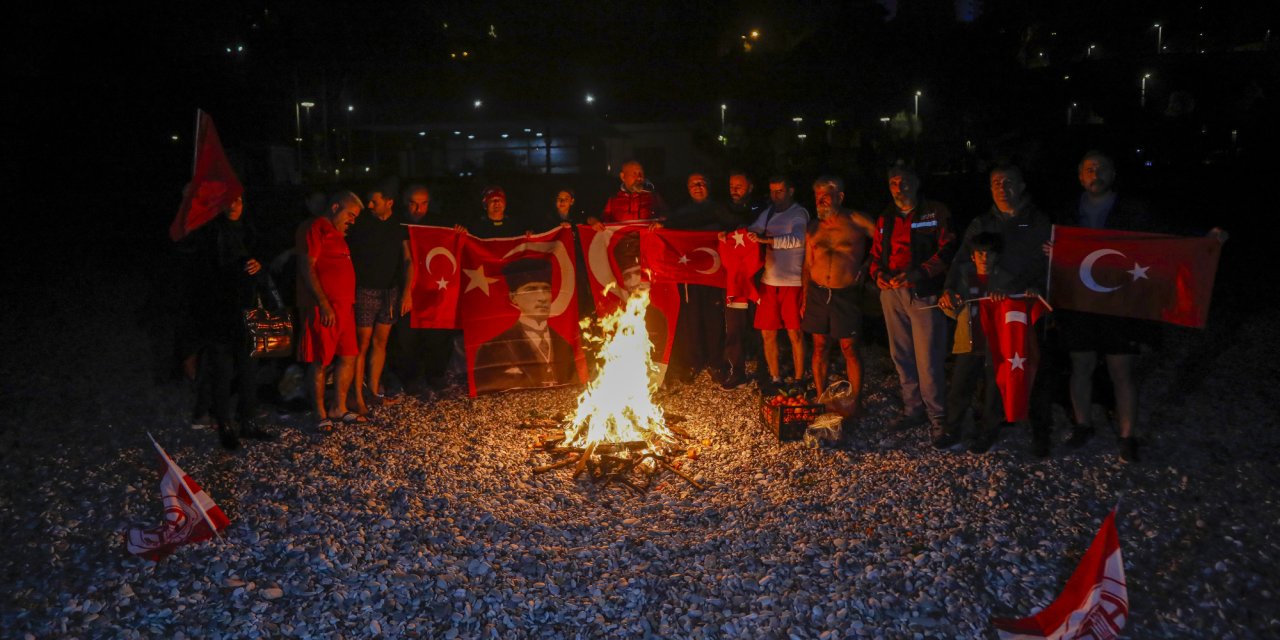 Antalya’da Gelenek Bozulmadı, Yeni Yılı Denizde Karşıladılar