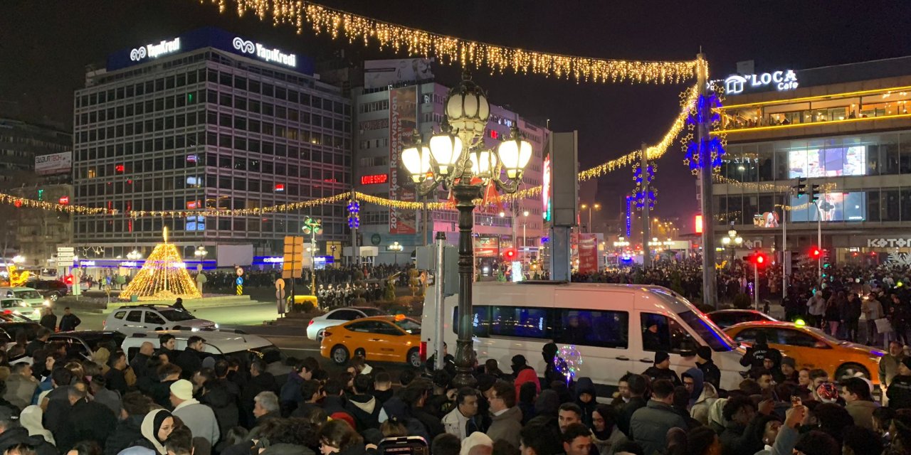 Ankara'da Vatandaşlar 2024'ü Coşkuyla Karşıladı