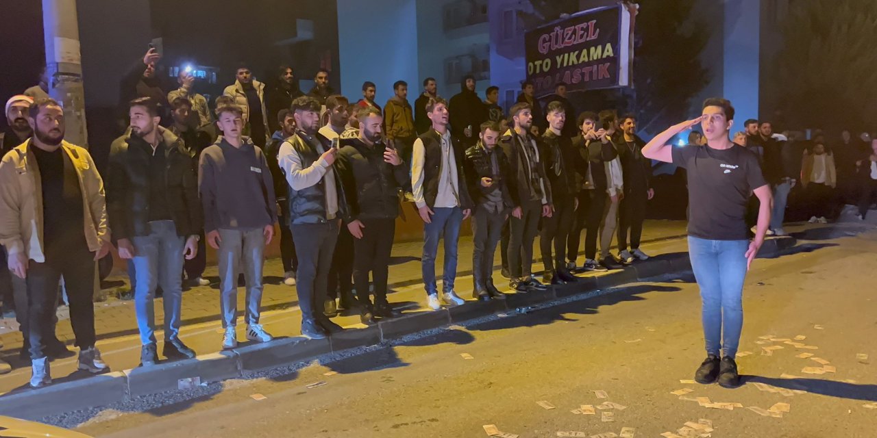 Bursa'da Gençler, Yeni Yıla İstiklal Marşı Okuyarak Girdi