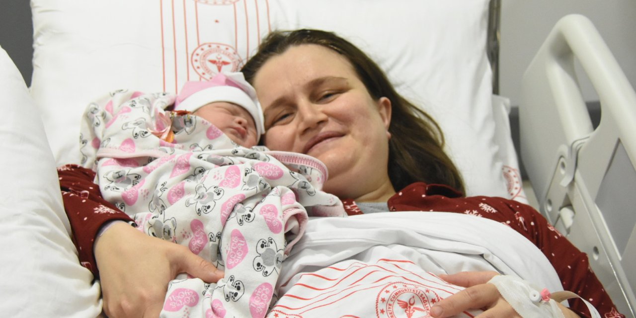 İzmir’de Yeni Yılın İlk Bebeği ‘Yüsra’ Oldu