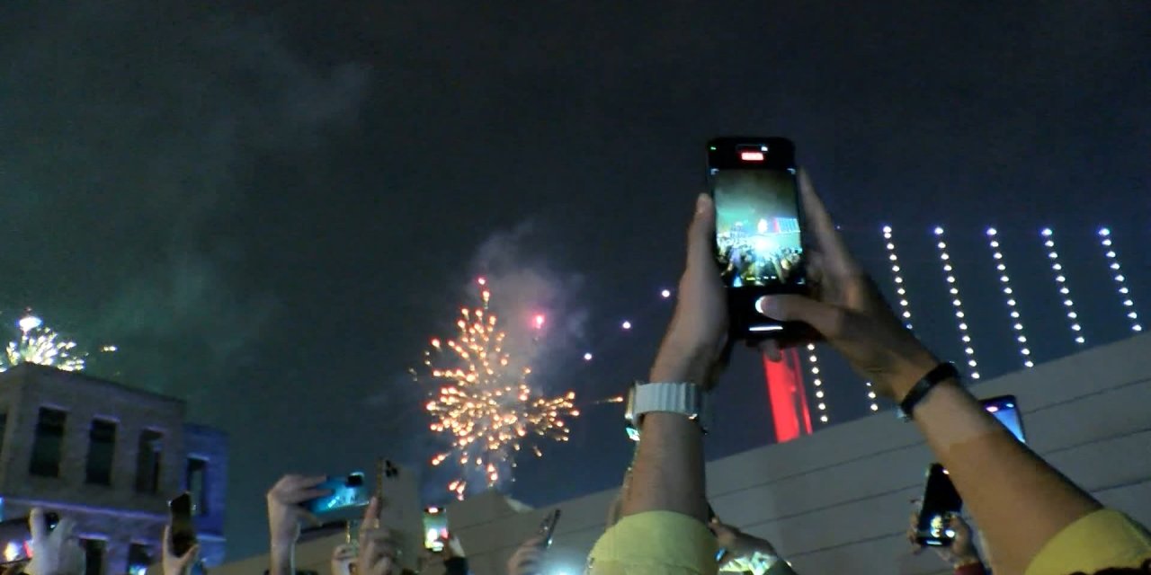 Ortaköy'de Toplanan Vatandaşlar Yılbaşına Havai Fişek Gösterisiyle Girdi
