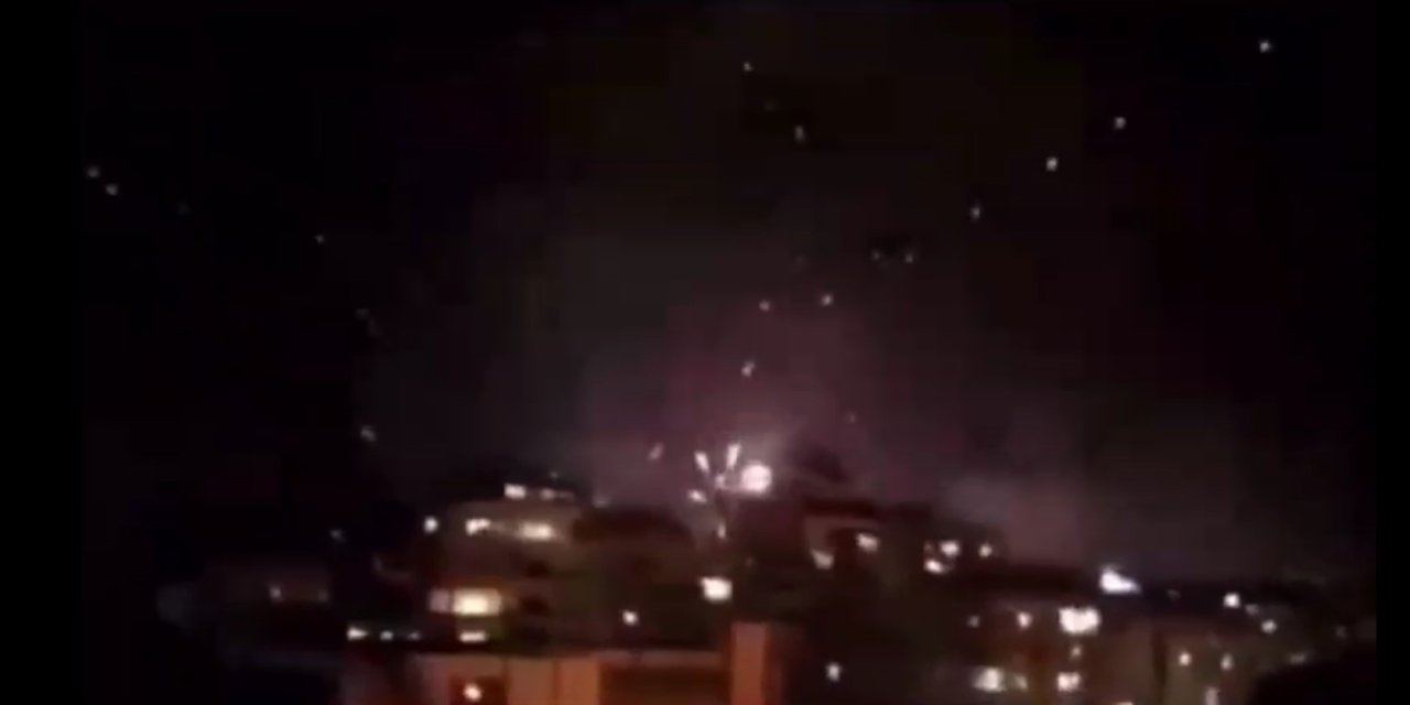 Kamışlı’daki Yeni Yıl Kutlamalarında Uzun Namlulu Silahlar Ve Havai Fişekler Geceyi Aydınlattı