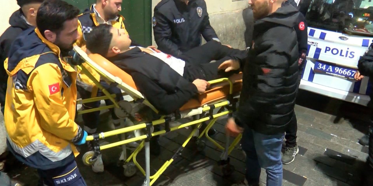 Beyoğlu'nda Kavgada Bıçakla Yaralanan Kişi Hastaneye Kaldırıldı