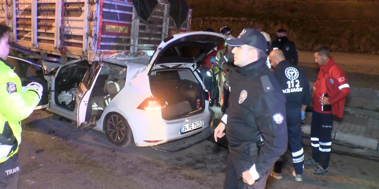 Esenler'de Otomobil Park Halindeki Tır'ın Altına Girdi: 2 Ağır Yaralı