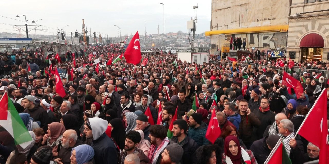 (Geniş Haber) Binlerce Kişi Şehitler Ve Filistin'e Destek Yürüyüşünde Buluştu