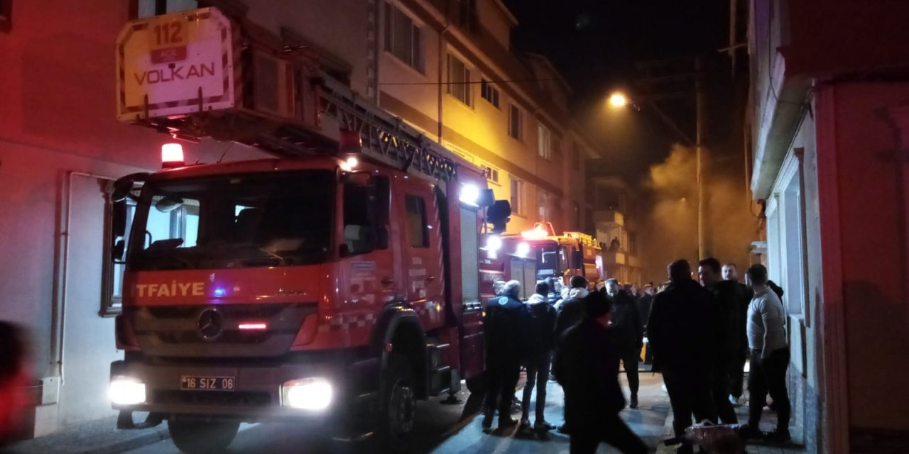 Yangında Mahsur Kalan Çocuğu, İtfaiye Kurtardı