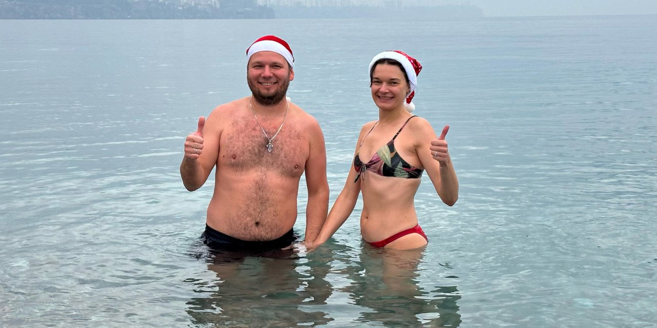 Antalya'da Yeni Yılın İlk Gününde Denize Girdiler