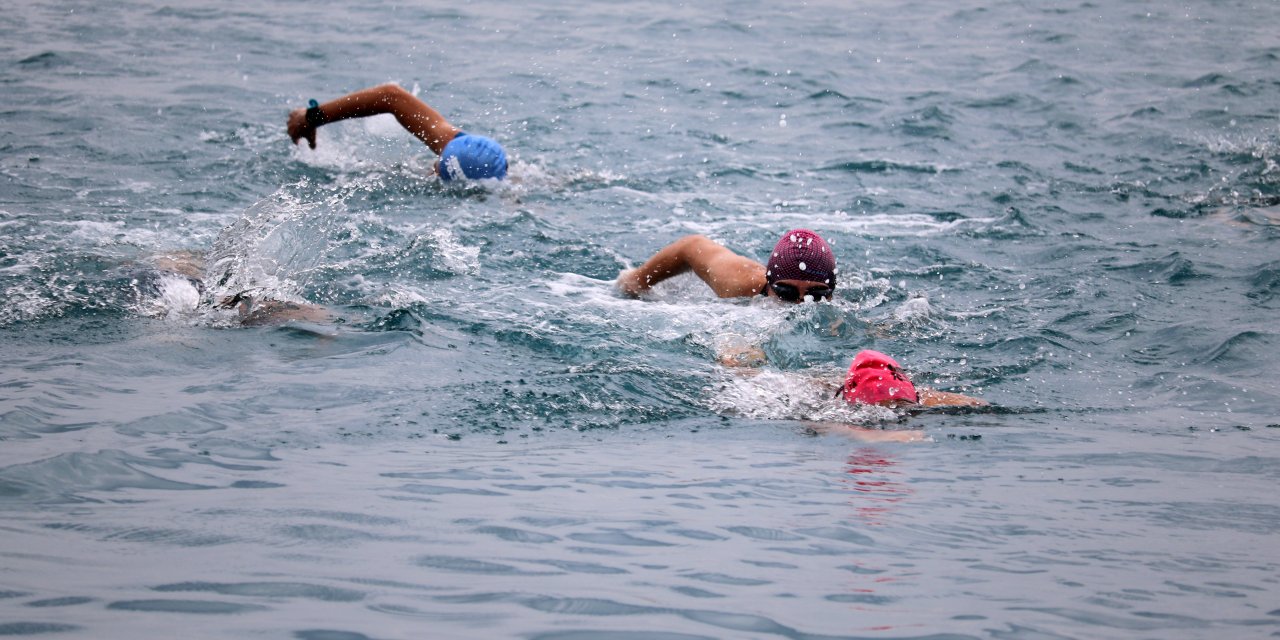 Yılın İlk Günü Deniz Kirliliğine Dikkat Çekmek İçin Yüzdüler