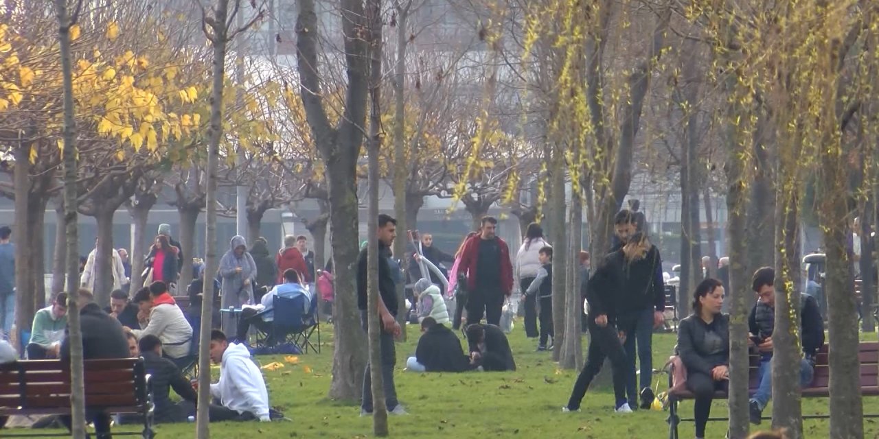 Yılın İlk Gününde Park Ve Sahiller Doldu Taştı