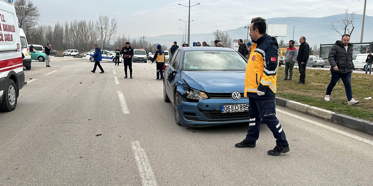 Otomobil İle Çarpışan Elektrikli Bisikletteki Anne- Oğul Yaralandı