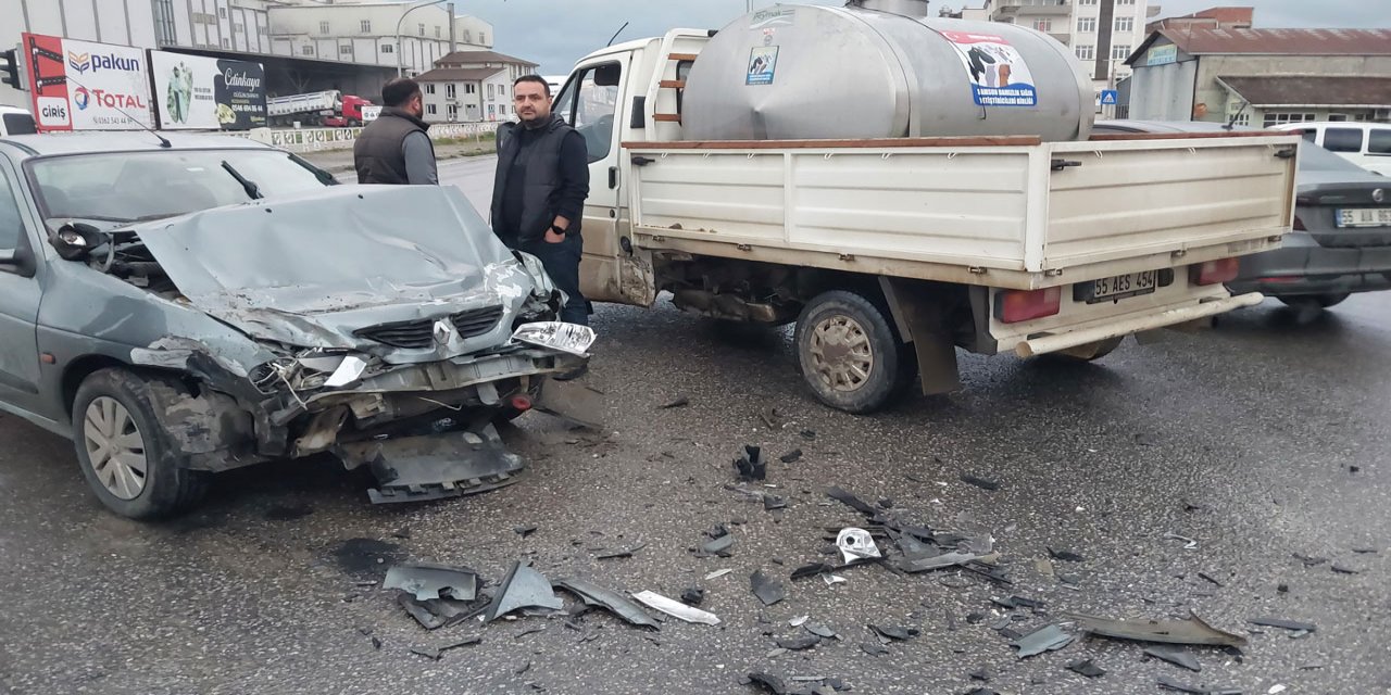 Samsun’da kamyonetle otomobil çarpışması sonucu 4 kişi yaralı