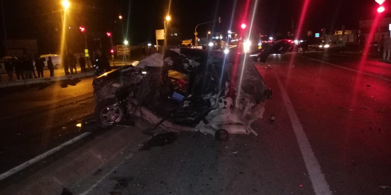 Kamyonla Çarpışan Otomobildeki 2 Kişi Öldü