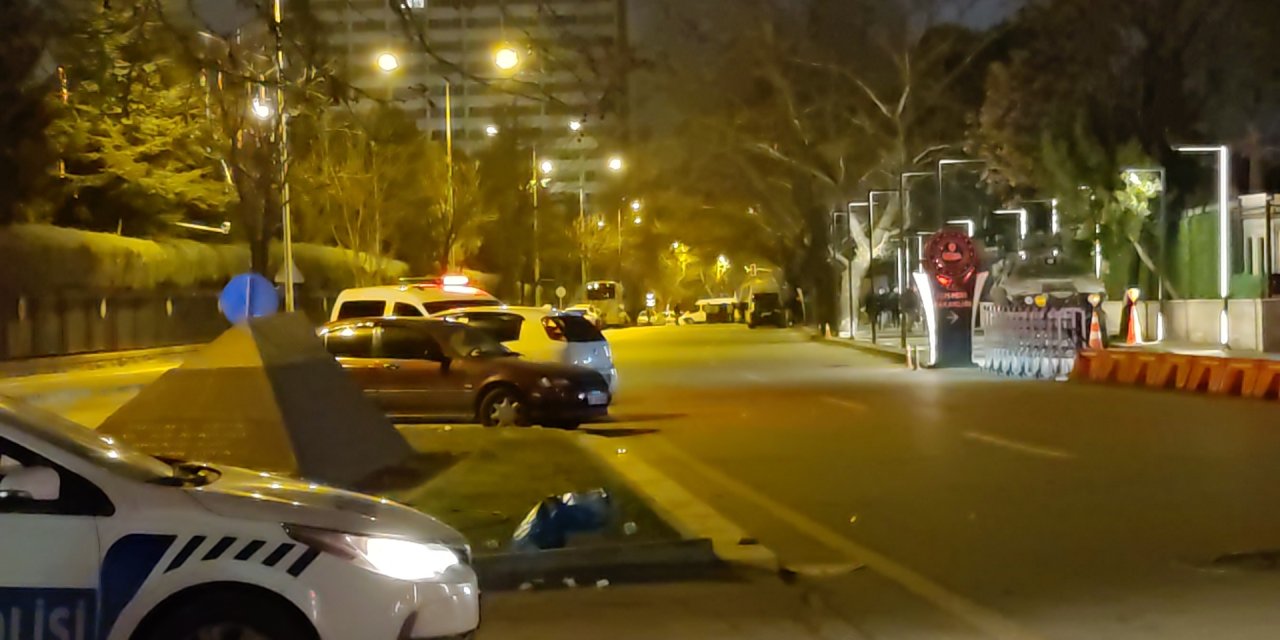 İçişleri Bakanlığı Önünde Dur İhtarına Uymayan Sırt Çantalı Şüpheli Vurularak Etkisiz Hale Getirildi (1)