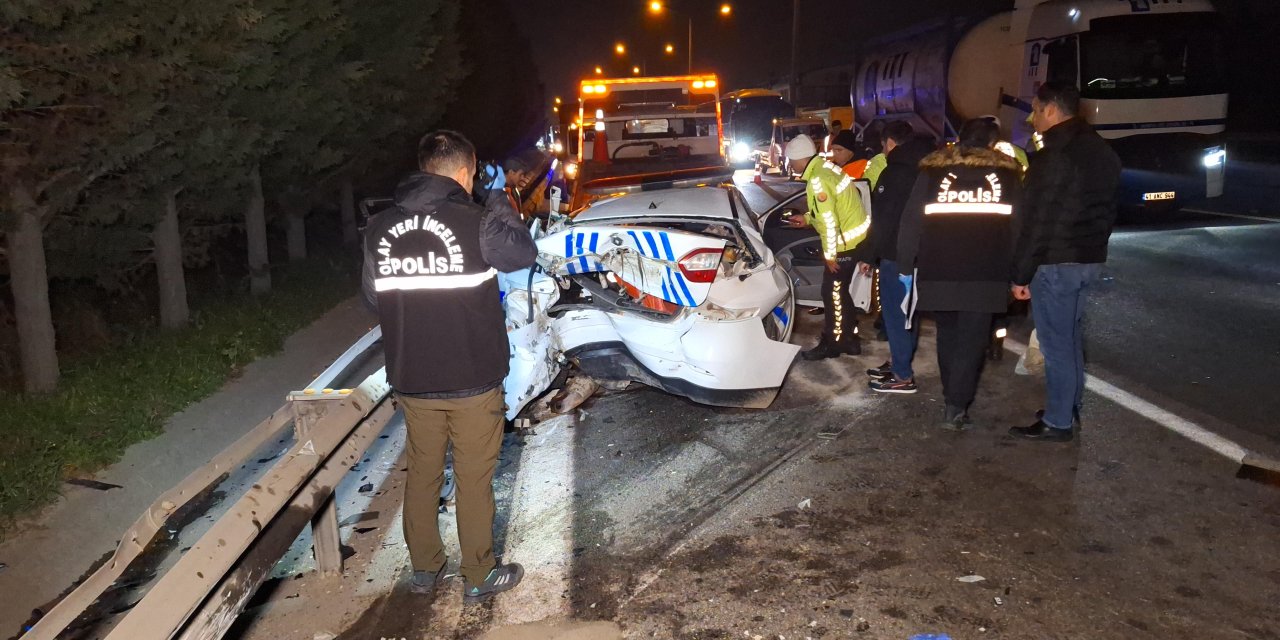 Kaçak Göçmenleri Taşıyan Araç, Polis Aracına Çarptı: 4'ü Polis, 18 Yaralı