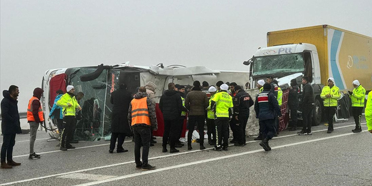 Malatya'da yolcu otobüsünün devrilmesi sonucu 3 kişi öldü, 29 kişi yaralandı