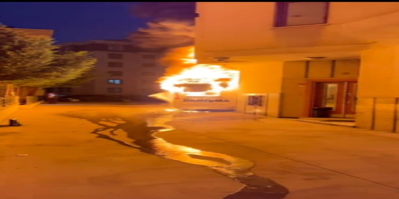 Kartal'da İş Merkezinin Nöbetçi Kulübesi Yandı