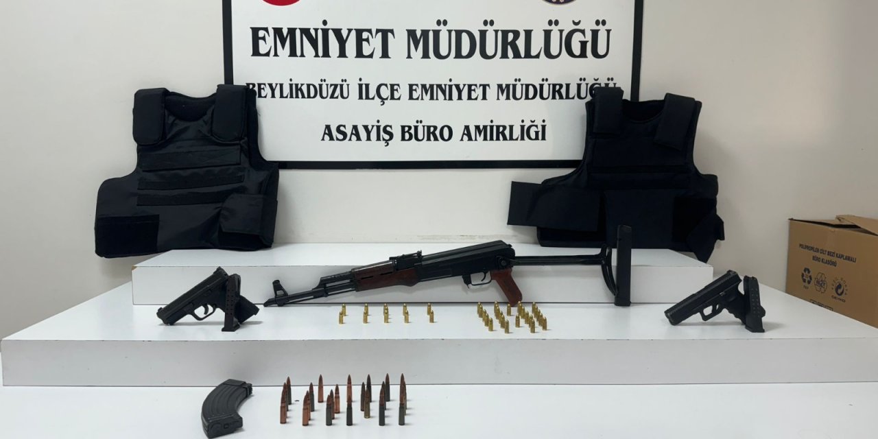 Beylikdüzü'nde Eve Operasyon: 3 Kişi Tutuklandı