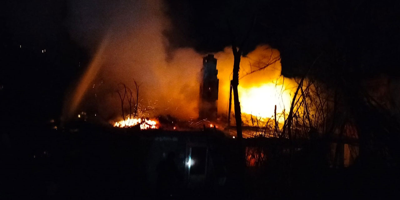 Rize'de iki katlı evin çatısı yandı