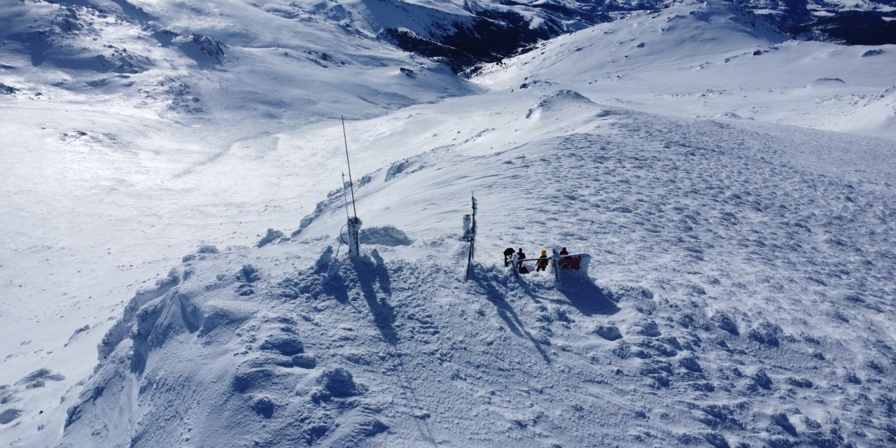3 Bin Rakımlı Karla Kaplı Zirveye Tırmanıp, Arızalanan Acil Afet Rölesini Onardılar