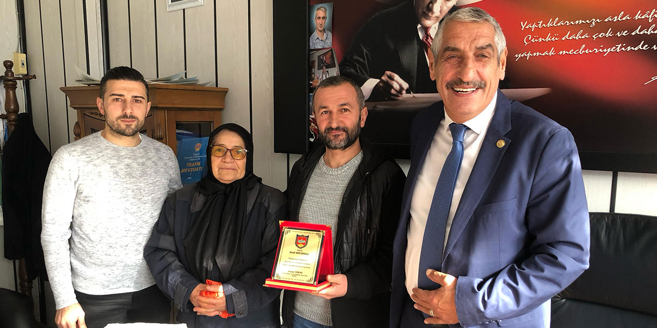 Rize'de dolmuş şoförü aracında unutulan çantayı sahibine teslim etti