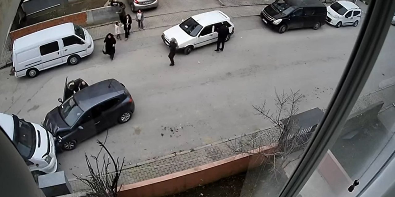 Çocuk, Sürücünün Manevrasıyla Aracın Altında Kalmaktan Kurtuldu; O Anlar Kamerada