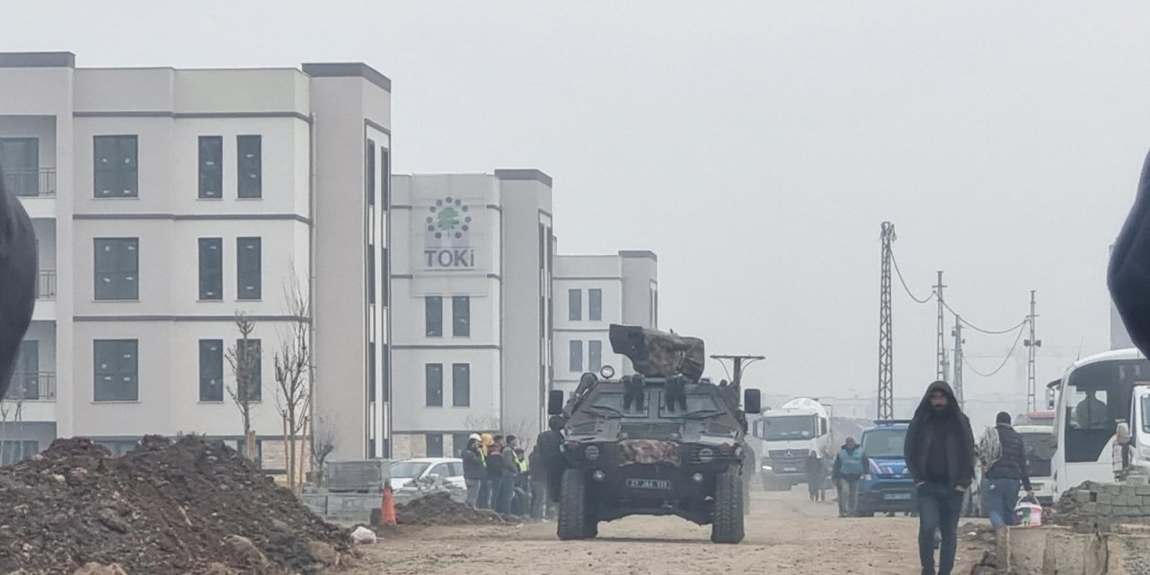 Şantiyede Kamyon Altında Kalan Usta Öldü, Sürücü Zırhlı Araçla Bölgeden Çıkarıldı