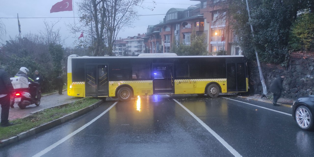 Beşiktaş'ta İett Otobüsü Duvara Çarptı: Yaralılar Var - 1